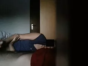 Brünette pooping rei ...